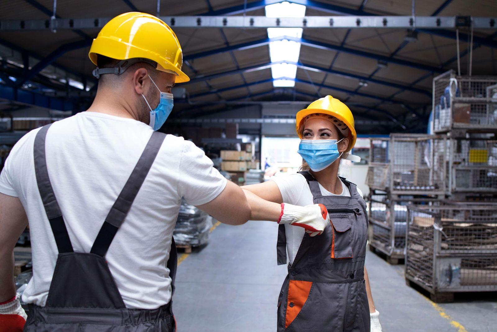 Equipo de trabajo en una planta industrial